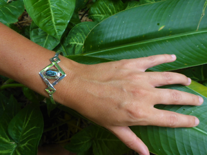 kiteopal-bracelet-opal-australianopal-matrixopal-luxury-ethical-sustainable-organic-fairtrade-jewelry-cicelycliff-green-closeup