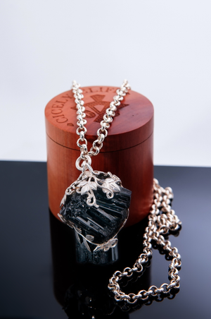 earthenvinespendant-necklace-cicelycliff-ethical-luxury-sustainable-tourmaline-custommade-dark-box