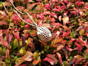 honeyedbee-delicate-pendant-cicelycliff-ethical-sustainable-organic-luxury-limitededition-closeup-garden-nature